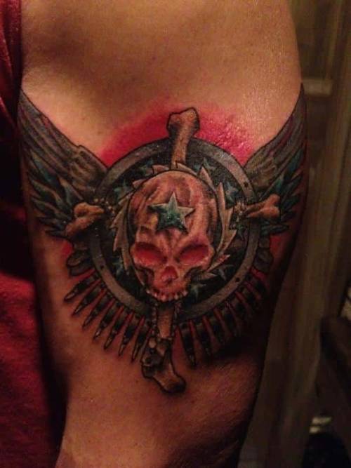 Tatuaje del álbum Sin and Bones de la banda Fozzy en el brazo izquierdo de Chris Jericho (13/11/2012)