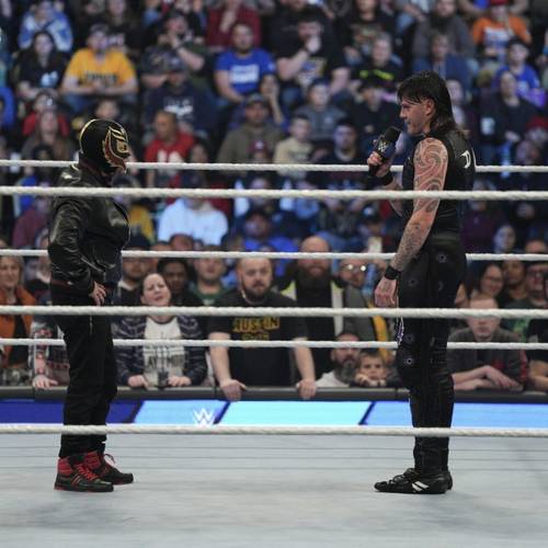 Rey y Dominik Mysterio cara a cara en WWE SmackDown en marzo de 2023