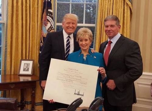 Donald Trump junto a Vince y Linda McMahon en la Casa Blanca