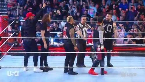 Kevin Owens y The Bloodline en WWE RAW 28 de noviembre 2022