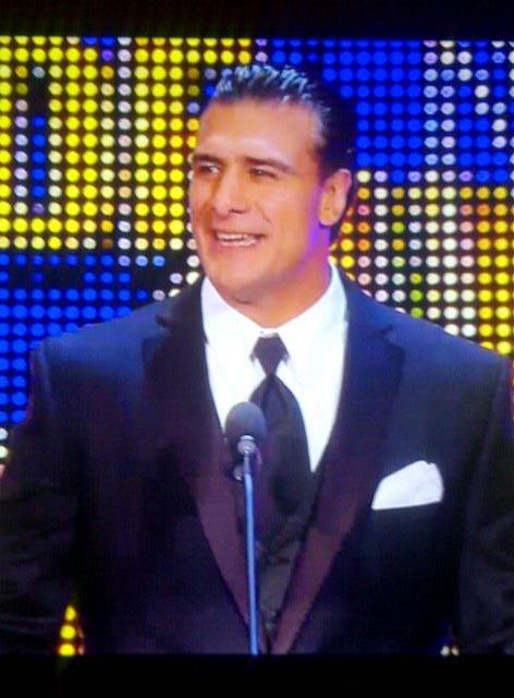 Alberto del Río presenta a su tío Mil Máscaras al WWE Hall of Fame Class 2012 (31.3.12) / Facebook.com/WWE