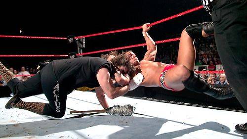 Randy Orton aplicando su RKO a Mick Foley sobre Barb Wire WWE El retiro de Randy Orton