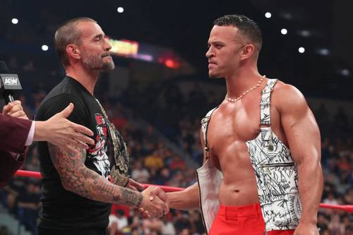 Dos luchadores en un ring de lucha libre dándose la mano durante la pelea CM Punk vs. SummerSlam.