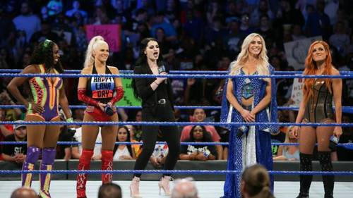 Naomi Lana Paige Charlotte Flair y Becky Lynch en WWE SmackDown