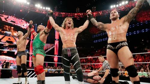 Luchadores, brazos levantados.