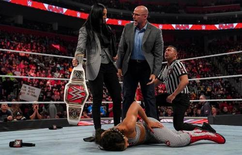 Sonya Deville junto a Adam Pearce luego de atacar Bianca Belair - WWE Raw