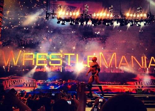 The Rock celebra su victoria sobre John Cena en WrestleMania 28 (1/4/12) / Photo by: Simon - Wikipedia.org