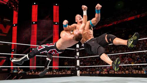 John Cena vs Sami Zayn luchando por el Campeonato de Estados Unidos en WWE Raw en 2015