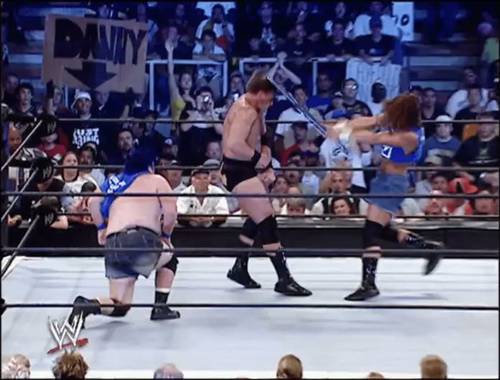 Stevie Richards golpea a JBL con una silla frente a The Blue Meanie en WWE SmackDown