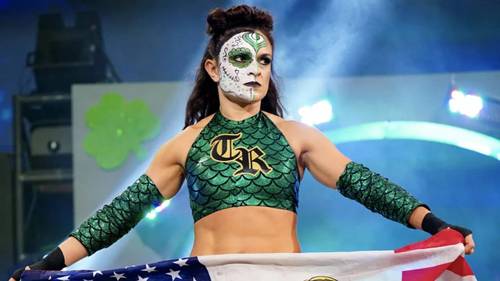 Superluchas - Thunder Rosa, una luchadora, sostiene con orgullo una bandera estadounidense durante su actuación en AEW.