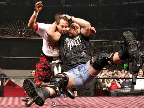 Stone Cold Steve Austin ataca con un Stunner a Rowdy Roddy Piper en WWE WrestleMania 21 / ©WWE