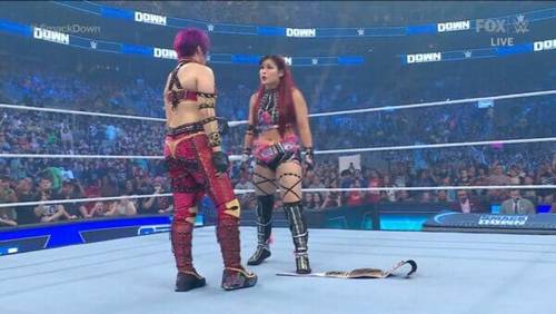 WWE anuncia combate de lucha libre entre Iyo Sky y Asuka.