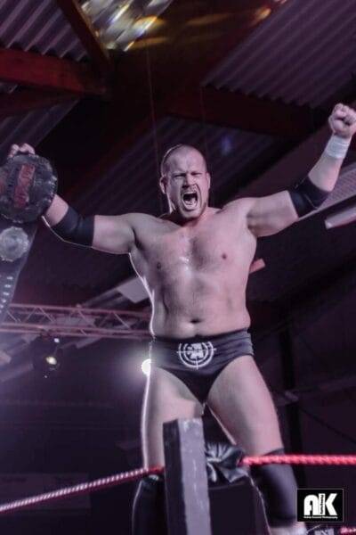 Superluchas - El luchador más exitoso en la historia de wXw, con los brazos en alto en un ring de lucha libre.