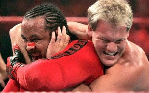 Superluchas - Se ve a Chris Jericho abrazando a otro hombre, momentos antes de realizar un devastador movimiento de noqueado.