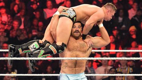 Superluchas - Rick Boogs, un luchador de la WWE, está luchando en el ring.