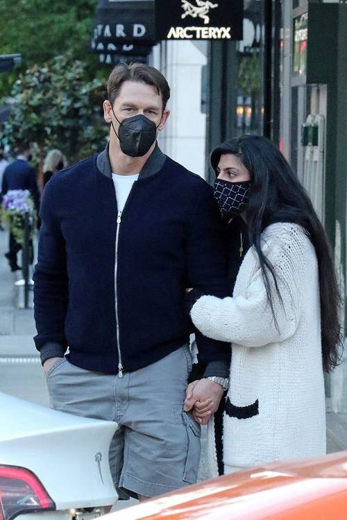 John Cena y Shay Shariatzadeh paseando juntos (08/05/2021)