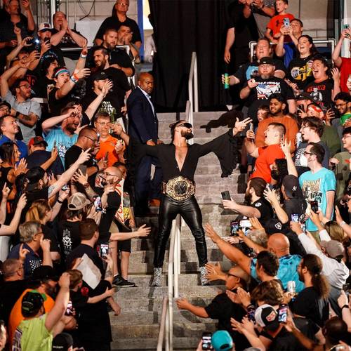 Seth Rollins hace su primera entrada en Raw como Campeón Mundial de Peso Completo WWE