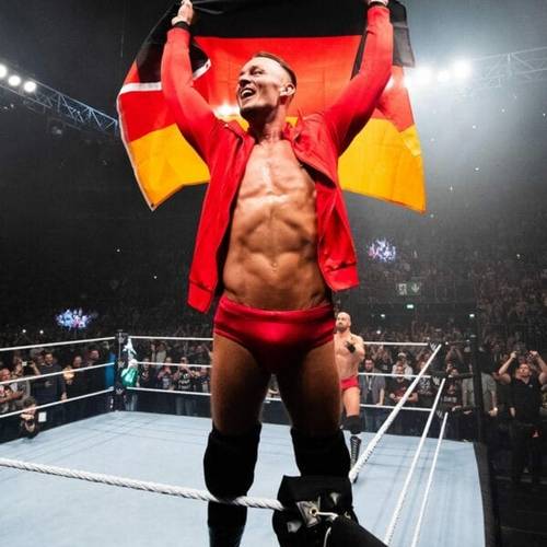 Superluchas - Un luchador sostiene con orgullo una bandera alemana dentro del ring de lucha libre durante el evento WWE Live en Hamburgo, Alemania, el 27 de octubre.