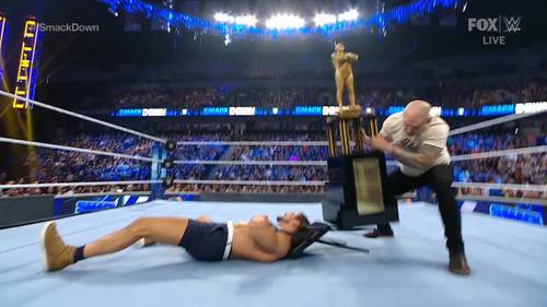Happy Corbin atacando a Madcap Moss durante un episodio de WWE SmackDown