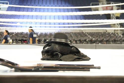 Tras su retiro en WrestleMania 33, los guantes, el saco y el sombrero de The Undertaker permanecieron sin ser tocados en el ring de WWE (02.04.2017) / Twitter.com/SteveTSN