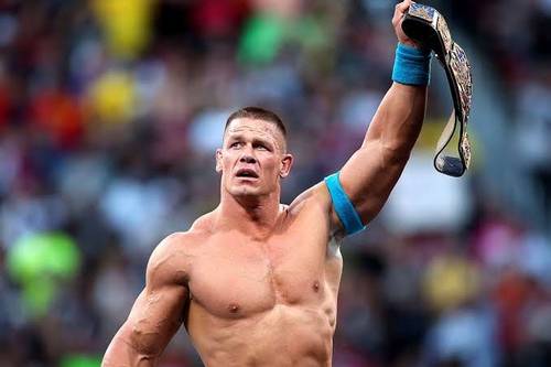 Superluchas - John Cena, el luchador de la WWE, posa orgulloso con su cinturón de campeonato.
