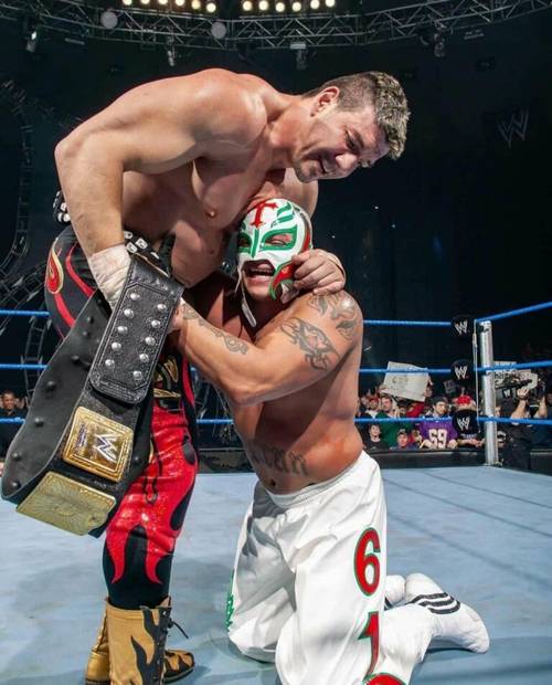 Eddie Guerrero y Rey Mysterio como Campeones Mundiales de Parejas WWE