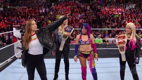 Ronda Rousey aparece en WWE Royal Rumble 2018 y señala el Logo de WWE WrestleMania 34 (28/01/2018) / WWE©