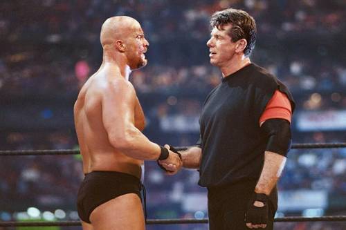 Steve Austin y Vince McMahon se dan la mano en WrestleMania 17