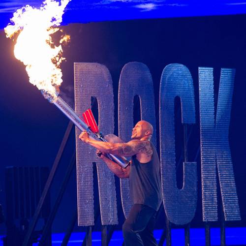 The Rock haciendo su espectacular entrada en WrestleMania
