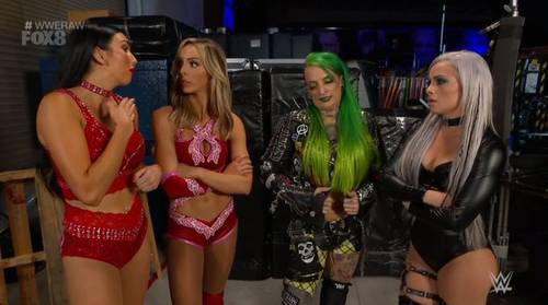 Liv Morgan y Ruby Riott conversan con The IIconics en el Raw del 17 de agosto de 2020 - WWE