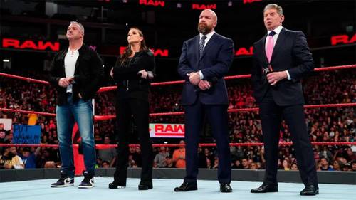 Vince McMahon junto a una joven Stephanie McMahon - WWE