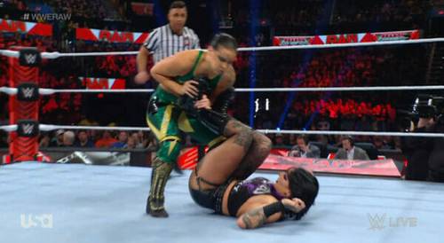 Superluchas - Los luchadores de la WWE muestran sus habilidades en el ring durante RAW.
