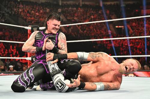 Dominik Mysterio castiga a Edge en Raw