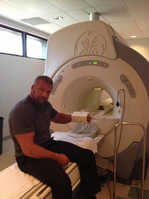 Triple H haciéndose una resonancia magnética antes de RAW| @wwe