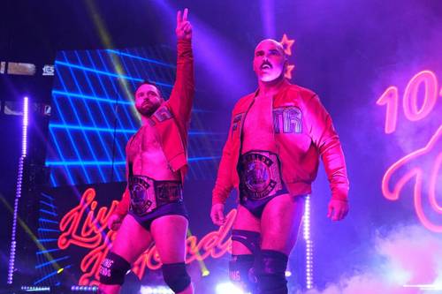 Superluchas - Dos luchadores levantando la mano en el escenario de AEW.