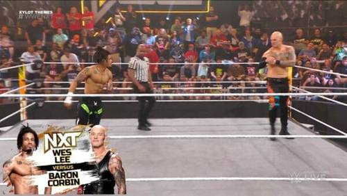 Superluchas - Dos luchadores muestran sus habilidades en un ring de lucha libre durante el emocionante evento WWE NXT el 14 de noviembre de 2023.
