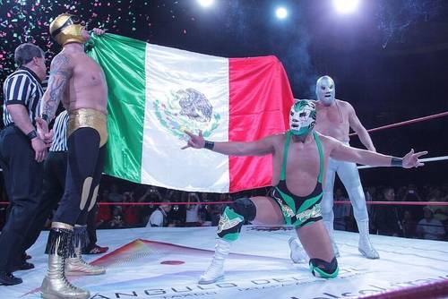 Todo X el Todo: El Hijo del Solitario, Dr. Wagner Jr. y El Hijo del Santo unidos por México / Gimnasio Olímpico Juan de la Barrera, D.F. – 28 de abril de 2013 / Photo by @ElHijodelSanto en Twitter