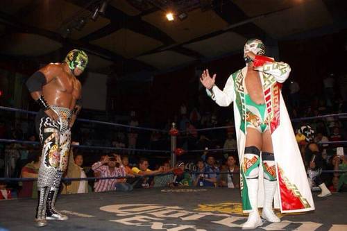 Dr. Wagner Jr. ha empezado su invasión al CMLL con Mr. Niebla / Arena Naucalpan – 17 de noviembre de 2013 / Imagen de @WagnerJrOficial