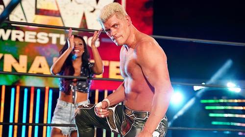 Cody Rhodes, con Brandi Rhodes de fondo, en AEW Dynamite - AEW