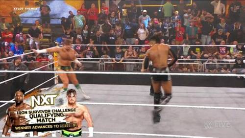 Superluchas - Dos competidores participan en una feroz lucha dentro de un ring en WWE NXT.