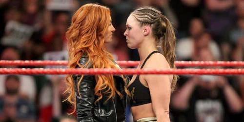 ► Ronda casi se corta el dedo y Becky se burla