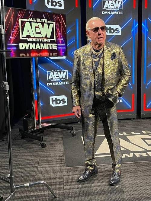 Superluchas - Un hombre con un traje dorado parado frente a un televisor durante La promoción de Ric Flair en Rampage, que AEW tuvo que editar.