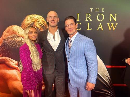 Liv Morgan, Baron Corbin y John Cena en la premiere de The Iron Claw