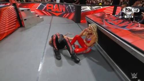 Dana Brooke y Tamina en WWE RAW