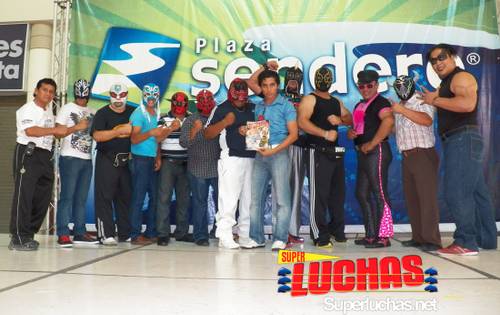 Luchadores de Mérida con Eduardo CanoVela y la revista Super Luchas
