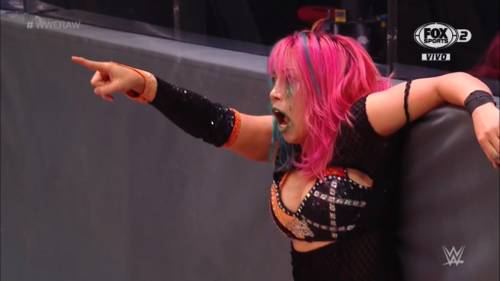 Asuka en el episodio de Raw del 10 de agosto de 2020