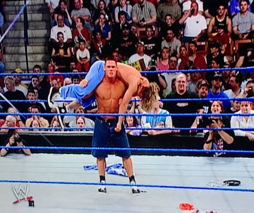 John Cena aplicando el Ajuste de Actitud a Brian Kendrick en WWE en 2003