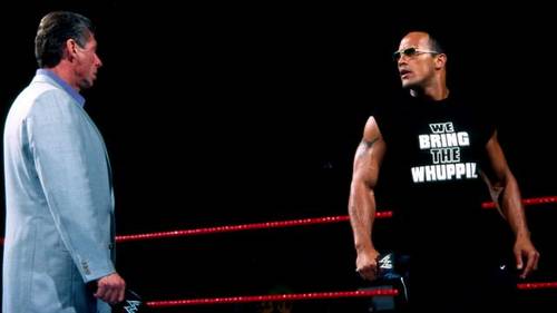 Vince McMahon Cara a Cara con The Rock en WWE RAW (17/06/2002) / ©WWE