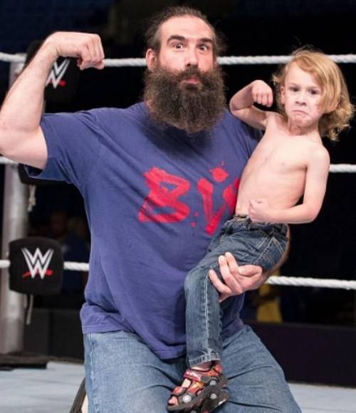 Brodie Lee, como Luke Harper, en WWE, con su hijo Brodie - WWE