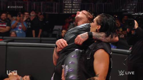 Dominik Mysterio y Rhea Ripley en WWE RAW 19 de junio 2023